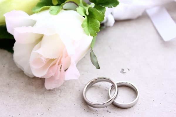 結婚指輪、ブートニア